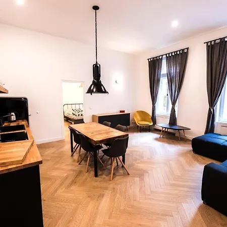 Iranyi - Flat In The Heart Of Downtown * Budapest