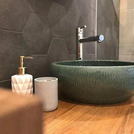 Iranyi - Flat In The Heart Of Downtown * Βουδαπέστη
